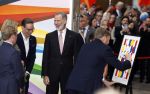 Amsterdam 18 april 2024
Contraprestatie
Koning Felipe en Koningin Letizia bieden het Koninklijk Paar een receptie aan in Museum STRAAT in Amsterdam. Hierbij is ook de Prinses van Oranje aanwezig. Tijdens de receptie openen de Koninklijke Paren een expositie van tien Spaanse en Nederlandse muurschilders. De tentoonstelling is tot en met 2 juni te bezoeken. Na de receptie neemt het Koninklijk Paar afscheid van de Spaanse Koning en Koningin. Aanwezig Koning Felipe Koningin Letizia Koning Willem Alexnader Koningin Maxima Prinses Amalia Prinses Margriet en Mr Pieter v Vollenhoven.