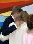 Amsterdam 18 april 2024
Contraprestatie
Koning Felipe en Koningin Letizia bieden het Koninklijk Paar een receptie aan in Museum STRAAT in Amsterdam. Hierbij is ook de Prinses van Oranje aanwezig. Tijdens de receptie openen de Koninklijke Paren een expositie van tien Spaanse en Nederlandse muurschilders. De tentoonstelling is tot en met 2 juni te bezoeken. Na de receptie neemt het Koninklijk Paar afscheid van de Spaanse Koning en Koningin. Aanwezig Koning Felipe Koningin Letizia Koning Willem Alexnader Koningin Maxima Prinses Amalia Prinses Margriet en Mr Pieter v Vollenhoven.