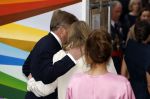 Amsterdam 18 april 2024
Contraprestatie
Koning Felipe en Koningin Letizia bieden het Koninklijk Paar een receptie aan in Museum STRAAT in Amsterdam. Hierbij is ook de Prinses van Oranje aanwezig. Tijdens de receptie openen de Koninklijke Paren een expositie van tien Spaanse en Nederlandse muurschilders. De tentoonstelling is tot en met 2 juni te bezoeken. Na de receptie neemt het Koninklijk Paar afscheid van de Spaanse Koning en Koningin. Aanwezig Koning Felipe Koningin Letizia Koning Willem Alexnader Koningin Maxima Prinses Amalia Prinses Margriet en Mr Pieter v Vollenhoven.