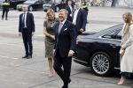 Amsterdam 18 april 2024
Contraprestatie
Koning Felipe en Koningin Letizia bieden het Koninklijk Paar een receptie aan in Museum STRAAT in Amsterdam. Hierbij is ook de Prinses van Oranje aanwezig. Tijdens de receptie openen de Koninklijke Paren een expositie van tien Spaanse en Nederlandse muurschilders. De tentoonstelling is tot en met 2 juni te bezoeken. Na de receptie neemt het Koninklijk Paar afscheid van de Spaanse Koning en Koningin. Aanwezig Koning Felipe Koningin Letizia Koning Willem Alexnader Koningin Maxima Prinses Amalia Prinses Margriet en Mr Pieter v Vollenhoven.