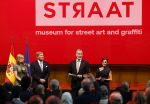 Amsterdam 18 april 2024
Contraprestatie
Koning Felipe en Koningin Letizia bieden het Koninklijk Paar een receptie aan in Museum STRAAT in Amsterdam. Hierbij is ook de Prinses van Oranje aanwezig. Tijdens de receptie openen de Koninklijke Paren een expositie van tien Spaanse en Nederlandse muurschilders. De tentoonstelling is tot en met 2 juni te bezoeken. Na de receptie neemt het Koninklijk Paar afscheid van de Spaanse Koning en Koningin. Aanwezig Koning Felipe Koningin Letizia Koning Willem Alexnader Koningin Maxima Prinses Amalia Prinses Margriet en Mr Pieter v Vollenhoven.