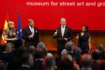 Amsterdam 18 april 2024
Contraprestatie
Koning Felipe en Koningin Letizia bieden het Koninklijk Paar een receptie aan in Museum STRAAT in Amsterdam. Hierbij is ook de Prinses van Oranje aanwezig. Tijdens de receptie openen de Koninklijke Paren een expositie van tien Spaanse en Nederlandse muurschilders. De tentoonstelling is tot en met 2 juni te bezoeken. Na de receptie neemt het Koninklijk Paar afscheid van de Spaanse Koning en Koningin. Aanwezig Koning Felipe Koningin Letizia Koning Willem Alexnader Koningin Maxima Prinses Amalia Prinses Margriet en Mr Pieter v Vollenhoven.