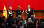 Amsterdam 18 april 2024
Contraprestatie
Koning Felipe en Koningin Letizia bieden het Koninklijk Paar een receptie aan in Museum STRAAT in Amsterdam. Hierbij is ook de Prinses van Oranje aanwezig. Tijdens de receptie openen de Koninklijke Paren een expositie van tien Spaanse en Nederlandse muurschilders. De tentoonstelling is tot en met 2 juni te bezoeken. Na de receptie neemt het Koninklijk Paar afscheid van de Spaanse Koning en Koningin. Aanwezig Koning Felipe Koningin Letizia Koning Willem Alexnader Koningin Maxima Prinses Amalia Prinses Margriet en Mr Pieter v Vollenhoven.