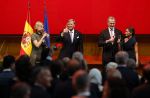 Amsterdam 18 april 2024
Contraprestatie
Koning Felipe en Koningin Letizia bieden het Koninklijk Paar een receptie aan in Museum STRAAT in Amsterdam. Hierbij is ook de Prinses van Oranje aanwezig. Tijdens de receptie openen de Koninklijke Paren een expositie van tien Spaanse en Nederlandse muurschilders. De tentoonstelling is tot en met 2 juni te bezoeken. Na de receptie neemt het Koninklijk Paar afscheid van de Spaanse Koning en Koningin. Aanwezig Koning Felipe Koningin Letizia Koning Willem Alexnader Koningin Maxima Prinses Amalia Prinses Margriet en Mr Pieter v Vollenhoven.