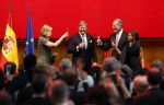 Amsterdam 18 april 2024
Contraprestatie
Koning Felipe en Koningin Letizia bieden het Koninklijk Paar een receptie aan in Museum STRAAT in Amsterdam. Hierbij is ook de Prinses van Oranje aanwezig. Tijdens de receptie openen de Koninklijke Paren een expositie van tien Spaanse en Nederlandse muurschilders. De tentoonstelling is tot en met 2 juni te bezoeken. Na de receptie neemt het Koninklijk Paar afscheid van de Spaanse Koning en Koningin. Aanwezig Koning Felipe Koningin Letizia Koning Willem Alexnader Koningin Maxima Prinses Amalia Prinses Margriet en Mr Pieter v Vollenhoven.