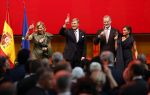 Amsterdam 18 april 2024
Contraprestatie
Koning Felipe en Koningin Letizia bieden het Koninklijk Paar een receptie aan in Museum STRAAT in Amsterdam. Hierbij is ook de Prinses van Oranje aanwezig. Tijdens de receptie openen de Koninklijke Paren een expositie van tien Spaanse en Nederlandse muurschilders. De tentoonstelling is tot en met 2 juni te bezoeken. Na de receptie neemt het Koninklijk Paar afscheid van de Spaanse Koning en Koningin. Aanwezig Koning Felipe Koningin Letizia Koning Willem Alexnader Koningin Maxima Prinses Amalia Prinses Margriet en Mr Pieter v Vollenhoven.