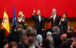 Amsterdam 18 april 2024
Contraprestatie
Koning Felipe en Koningin Letizia bieden het Koninklijk Paar een receptie aan in Museum STRAAT in Amsterdam. Hierbij is ook de Prinses van Oranje aanwezig. Tijdens de receptie openen de Koninklijke Paren een expositie van tien Spaanse en Nederlandse muurschilders. De tentoonstelling is tot en met 2 juni te bezoeken. Na de receptie neemt het Koninklijk Paar afscheid van de Spaanse Koning en Koningin. Aanwezig Koning Felipe Koningin Letizia Koning Willem Alexnader Koningin Maxima Prinses Amalia Prinses Margriet en Mr Pieter v Vollenhoven.