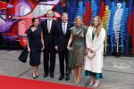 Amsterdam 18 april 2024
Contraprestatie
Koning Felipe en Koningin Letizia bieden het Koninklijk Paar een receptie aan in Museum STRAAT in Amsterdam. Hierbij is ook de Prinses van Oranje aanwezig. Tijdens de receptie openen de Koninklijke Paren een expositie van tien Spaanse en Nederlandse muurschilders. De tentoonstelling is tot en met 2 juni te bezoeken. Na de receptie neemt het Koninklijk Paar afscheid van de Spaanse Koning en Koningin. Aanwezig Koning Felipe Koningin Letizia Koning Willem Alexnader Koningin Maxima Prinses Amalia Prinses Margriet en Mr Pieter v Vollenhoven.