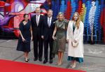 Amsterdam 18 april 2024
Contraprestatie
Koning Felipe en Koningin Letizia bieden het Koninklijk Paar een receptie aan in Museum STRAAT in Amsterdam. Hierbij is ook de Prinses van Oranje aanwezig. Tijdens de receptie openen de Koninklijke Paren een expositie van tien Spaanse en Nederlandse muurschilders. De tentoonstelling is tot en met 2 juni te bezoeken. Na de receptie neemt het Koninklijk Paar afscheid van de Spaanse Koning en Koningin. Aanwezig Koning Felipe Koningin Letizia Koning Willem Alexnader Koningin Maxima Prinses Amalia Prinses Margriet en Mr Pieter v Vollenhoven.