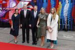 Amsterdam 18 april 2024
Contraprestatie
Koning Felipe en Koningin Letizia bieden het Koninklijk Paar een receptie aan in Museum STRAAT in Amsterdam. Hierbij is ook de Prinses van Oranje aanwezig. Tijdens de receptie openen de Koninklijke Paren een expositie van tien Spaanse en Nederlandse muurschilders. De tentoonstelling is tot en met 2 juni te bezoeken. Na de receptie neemt het Koninklijk Paar afscheid van de Spaanse Koning en Koningin. Aanwezig Koning Felipe Koningin Letizia Koning Willem Alexnader Koningin Maxima Prinses Amalia Prinses Margriet en Mr Pieter v Vollenhoven.