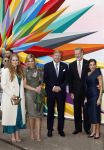 Amsterdam 18 april 2024
Contraprestatie
Koning Felipe en Koningin Letizia bieden het Koninklijk Paar een receptie aan in Museum STRAAT in Amsterdam. Hierbij is ook de Prinses van Oranje aanwezig. Tijdens de receptie openen de Koninklijke Paren een expositie van tien Spaanse en Nederlandse muurschilders. De tentoonstelling is tot en met 2 juni te bezoeken. Na de receptie neemt het Koninklijk Paar afscheid van de Spaanse Koning en Koningin. Aanwezig Koning Felipe Koningin Letizia Koning Willem Alexnader Koningin Maxima Prinses Amalia Prinses Margriet en Mr Pieter v Vollenhoven.