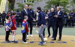 Amsterdam 17 april 2024
Staatsbezoek Nederland - Spanje met Koning Willem Alexander Koningin Maxima Koning Filipe en Koningin Letizia van Spanje aan Nederland . Koning Willem Alexander en Koning Felipe bezoeken Cruyff court in betondorp . oa aanwezig Jordy Cruijff Susila Cruijff Frank Rijkaard en Guus Hiddink.