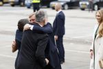 Amsterdam 18 april 2024
Contraprestatie
Koning Felipe en Koningin Letizia bieden het Koninklijk Paar een receptie aan in Museum STRAAT in Amsterdam. Hierbij is ook de Prinses van Oranje aanwezig. Tijdens de receptie openen de Koninklijke Paren een expositie van tien Spaanse en Nederlandse muurschilders. De tentoonstelling is tot en met 2 juni te bezoeken. Na de receptie neemt het Koninklijk Paar afscheid van de Spaanse Koning en Koningin. Aanwezig Koning Felipe Koningin Letizia Koning Willem Alexnader Koningin Maxima Prinses Amalia Prinses Margriet en Mr Pieter v Vollenhoven.