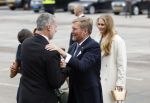 Amsterdam 18 april 2024
Contraprestatie
Koning Felipe en Koningin Letizia bieden het Koninklijk Paar een receptie aan in Museum STRAAT in Amsterdam. Hierbij is ook de Prinses van Oranje aanwezig. Tijdens de receptie openen de Koninklijke Paren een expositie van tien Spaanse en Nederlandse muurschilders. De tentoonstelling is tot en met 2 juni te bezoeken. Na de receptie neemt het Koninklijk Paar afscheid van de Spaanse Koning en Koningin. Aanwezig Koning Felipe Koningin Letizia Koning Willem Alexnader Koningin Maxima Prinses Amalia Prinses Margriet en Mr Pieter v Vollenhoven.