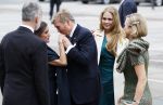 Amsterdam 18 april 2024
Contraprestatie
Koning Felipe en Koningin Letizia bieden het Koninklijk Paar een receptie aan in Museum STRAAT in Amsterdam. Hierbij is ook de Prinses van Oranje aanwezig. Tijdens de receptie openen de Koninklijke Paren een expositie van tien Spaanse en Nederlandse muurschilders. De tentoonstelling is tot en met 2 juni te bezoeken. Na de receptie neemt het Koninklijk Paar afscheid van de Spaanse Koning en Koningin. Aanwezig Koning Felipe Koningin Letizia Koning Willem Alexnader Koningin Maxima Prinses Amalia Prinses Margriet en Mr Pieter v Vollenhoven.