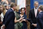 Amsterdam 18 april 2024
Contraprestatie
Koning Felipe en Koningin Letizia bieden het Koninklijk Paar een receptie aan in Museum STRAAT in Amsterdam. Hierbij is ook de Prinses van Oranje aanwezig. Tijdens de receptie openen de Koninklijke Paren een expositie van tien Spaanse en Nederlandse muurschilders. De tentoonstelling is tot en met 2 juni te bezoeken. Na de receptie neemt het Koninklijk Paar afscheid van de Spaanse Koning en Koningin. Aanwezig Koning Felipe Koningin Letizia Koning Willem Alexnader Koningin Maxima Prinses Amalia Prinses Margriet en Mr Pieter v Vollenhoven.