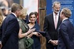 Amsterdam 18 april 2024
Contraprestatie
Koning Felipe en Koningin Letizia bieden het Koninklijk Paar een receptie aan in Museum STRAAT in Amsterdam. Hierbij is ook de Prinses van Oranje aanwezig. Tijdens de receptie openen de Koninklijke Paren een expositie van tien Spaanse en Nederlandse muurschilders. De tentoonstelling is tot en met 2 juni te bezoeken. Na de receptie neemt het Koninklijk Paar afscheid van de Spaanse Koning en Koningin. Aanwezig Koning Felipe Koningin Letizia Koning Willem Alexnader Koningin Maxima Prinses Amalia Prinses Margriet en Mr Pieter v Vollenhoven.