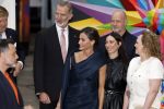Amsterdam 18 april 2024
Contraprestatie
Koning Felipe en Koningin Letizia bieden het Koninklijk Paar een receptie aan in Museum STRAAT in Amsterdam. Hierbij is ook de Prinses van Oranje aanwezig. Tijdens de receptie openen de Koninklijke Paren een expositie van tien Spaanse en Nederlandse muurschilders. De tentoonstelling is tot en met 2 juni te bezoeken. Na de receptie neemt het Koninklijk Paar afscheid van de Spaanse Koning en Koningin. Aanwezig Koning Felipe Koningin Letizia Koning Willem Alexnader Koningin Maxima Prinses Amalia Prinses Margriet en Mr Pieter v Vollenhoven.