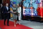 Amsterdam 18 april 2024
Contraprestatie
Koning Felipe en Koningin Letizia bieden het Koninklijk Paar een receptie aan in Museum STRAAT in Amsterdam. Hierbij is ook de Prinses van Oranje aanwezig. Tijdens de receptie openen de Koninklijke Paren een expositie van tien Spaanse en Nederlandse muurschilders. De tentoonstelling is tot en met 2 juni te bezoeken. Na de receptie neemt het Koninklijk Paar afscheid van de Spaanse Koning en Koningin. Aanwezig Koning Felipe Koningin Letizia Koning Willem Alexnader Koningin Maxima Prinses Amalia Prinses Margriet en Mr Pieter v Vollenhoven.