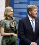 Amsterdam 18 april 2024
Contraprestatie
Koning Felipe en Koningin Letizia bieden het Koninklijk Paar een receptie aan in Museum STRAAT in Amsterdam. Hierbij is ook de Prinses van Oranje aanwezig. Tijdens de receptie openen de Koninklijke Paren een expositie van tien Spaanse en Nederlandse muurschilders. De tentoonstelling is tot en met 2 juni te bezoeken. Na de receptie neemt het Koninklijk Paar afscheid van de Spaanse Koning en Koningin. Aanwezig Koning Felipe Koningin Letizia Koning Willem Alexnader Koningin Maxima Prinses Amalia Prinses Margriet en Mr Pieter v Vollenhoven.