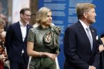 Amsterdam 18 april 2024
Contraprestatie
Koning Felipe en Koningin Letizia bieden het Koninklijk Paar een receptie aan in Museum STRAAT in Amsterdam. Hierbij is ook de Prinses van Oranje aanwezig. Tijdens de receptie openen de Koninklijke Paren een expositie van tien Spaanse en Nederlandse muurschilders. De tentoonstelling is tot en met 2 juni te bezoeken. Na de receptie neemt het Koninklijk Paar afscheid van de Spaanse Koning en Koningin. Aanwezig Koning Felipe Koningin Letizia Koning Willem Alexnader Koningin Maxima Prinses Amalia Prinses Margriet en Mr Pieter v Vollenhoven.