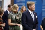 Amsterdam 18 april 2024
Contraprestatie
Koning Felipe en Koningin Letizia bieden het Koninklijk Paar een receptie aan in Museum STRAAT in Amsterdam. Hierbij is ook de Prinses van Oranje aanwezig. Tijdens de receptie openen de Koninklijke Paren een expositie van tien Spaanse en Nederlandse muurschilders. De tentoonstelling is tot en met 2 juni te bezoeken. Na de receptie neemt het Koninklijk Paar afscheid van de Spaanse Koning en Koningin. Aanwezig Koning Felipe Koningin Letizia Koning Willem Alexnader Koningin Maxima Prinses Amalia Prinses Margriet en Mr Pieter v Vollenhoven.