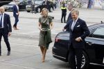 Amsterdam 18 april 2024
Contraprestatie
Koning Felipe en Koningin Letizia bieden het Koninklijk Paar een receptie aan in Museum STRAAT in Amsterdam. Hierbij is ook de Prinses van Oranje aanwezig. Tijdens de receptie openen de Koninklijke Paren een expositie van tien Spaanse en Nederlandse muurschilders. De tentoonstelling is tot en met 2 juni te bezoeken. Na de receptie neemt het Koninklijk Paar afscheid van de Spaanse Koning en Koningin. Aanwezig Koning Felipe Koningin Letizia Koning Willem Alexnader Koningin Maxima Prinses Amalia Prinses Margriet en Mr Pieter v Vollenhoven.