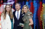 Amsterdam 18 april 2024
Contraprestatie
Koning Felipe en Koningin Letizia bieden het Koninklijk Paar een receptie aan in Museum STRAAT in Amsterdam. Hierbij is ook de Prinses van Oranje aanwezig. Tijdens de receptie openen de Koninklijke Paren een expositie van tien Spaanse en Nederlandse muurschilders. De tentoonstelling is tot en met 2 juni te bezoeken. Na de receptie neemt het Koninklijk Paar afscheid van de Spaanse Koning en Koningin. Aanwezig Koning Felipe Koningin Letizia Koning Willem Alexnader Koningin Maxima Prinses Amalia Prinses Margriet en Mr Pieter v Vollenhoven.