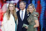 Amsterdam 18 april 2024
Contraprestatie
Koning Felipe en Koningin Letizia bieden het Koninklijk Paar een receptie aan in Museum STRAAT in Amsterdam. Hierbij is ook de Prinses van Oranje aanwezig. Tijdens de receptie openen de Koninklijke Paren een expositie van tien Spaanse en Nederlandse muurschilders. De tentoonstelling is tot en met 2 juni te bezoeken. Na de receptie neemt het Koninklijk Paar afscheid van de Spaanse Koning en Koningin. Aanwezig Koning Felipe Koningin Letizia Koning Willem Alexnader Koningin Maxima Prinses Amalia Prinses Margriet en Mr Pieter v Vollenhoven.