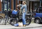 Amsterdam 11 april 2024
Lieke v Lexmond doet boodschappen op haar electrische Fatbike  op straat in Amsterdam Zuid.