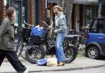 Amsterdam 11 april 2024
Lieke v Lexmond doet boodschappen op haar electrische Fatbike  op straat in Amsterdam Zuid.