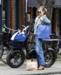 Amsterdam 11 april 2024
Lieke v Lexmond doet boodschappen op haar electrische Fatbike  op straat in Amsterdam Zuid.