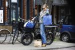 Amsterdam 11 april 2024
Lieke v Lexmond doet boodschappen op haar electrische Fatbike  op straat in Amsterdam Zuid.