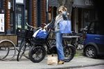 Amsterdam 11 april 2024
Lieke v Lexmond doet boodschappen op haar electrische Fatbike  op straat in Amsterdam Zuid.