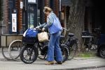 Amsterdam 11 april 2024
Lieke v Lexmond doet boodschappen op haar electrische Fatbike  op straat in Amsterdam Zuid.