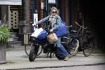 Amsterdam 11 april 2024
Lieke v Lexmond doet boodschappen op haar electrische Fatbike  op straat in Amsterdam Zuid.