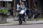 Amsterdam 11 april 2024
Lieke v Lexmond doet boodschappen op haar electrische Fatbike  op straat in Amsterdam Zuid.
