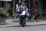 Amsterdam 11 april 2024
Lieke v Lexmond doet boodschappen op haar electrische Fatbike  op straat in Amsterdam Zuid.