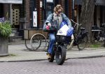 Amsterdam 11 april 2024
Lieke v Lexmond doet boodschappen op haar electrische Fatbike  op straat in Amsterdam Zuid.