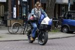 Amsterdam 11 april 2024
Lieke v Lexmond doet boodschappen op haar electrische Fatbike  op straat in Amsterdam Zuid.