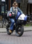 Amsterdam 11 april 2024
Lieke v Lexmond doet boodschappen op haar electrische Fatbike  op straat in Amsterdam Zuid.