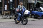Amsterdam 11 april 2024
Lieke v Lexmond doet boodschappen op haar electrische Fatbike  op straat in Amsterdam Zuid.