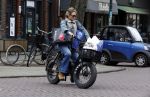 Amsterdam 11 april 2024
Lieke v Lexmond doet boodschappen op haar electrische Fatbike  op straat in Amsterdam Zuid.