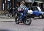 Amsterdam 11 april 2024
Lieke v Lexmond doet boodschappen op haar electrische Fatbike  op straat in Amsterdam Zuid.