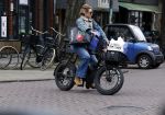 Amsterdam 11 april 2024
Lieke v Lexmond doet boodschappen op haar electrische Fatbike  op straat in Amsterdam Zuid.