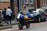 Amsterdam 11 april 2024
Lieke v Lexmond doet boodschappen op haar electrische Fatbike  op straat in Amsterdam Zuid.