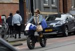 Amsterdam 11 april 2024
Lieke v Lexmond doet boodschappen op haar electrische Fatbike  op straat in Amsterdam Zuid.