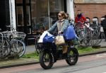 Amsterdam 11 april 2024
Lieke v Lexmond doet boodschappen op haar electrische Fatbike  op straat in Amsterdam Zuid.