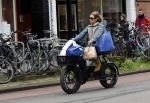 Amsterdam 11 april 2024
Lieke v Lexmond doet boodschappen op haar electrische Fatbike  op straat in Amsterdam Zuid.