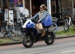 Amsterdam 11 april 2024
Lieke v Lexmond doet boodschappen op haar electrische Fatbike  op straat in Amsterdam Zuid.